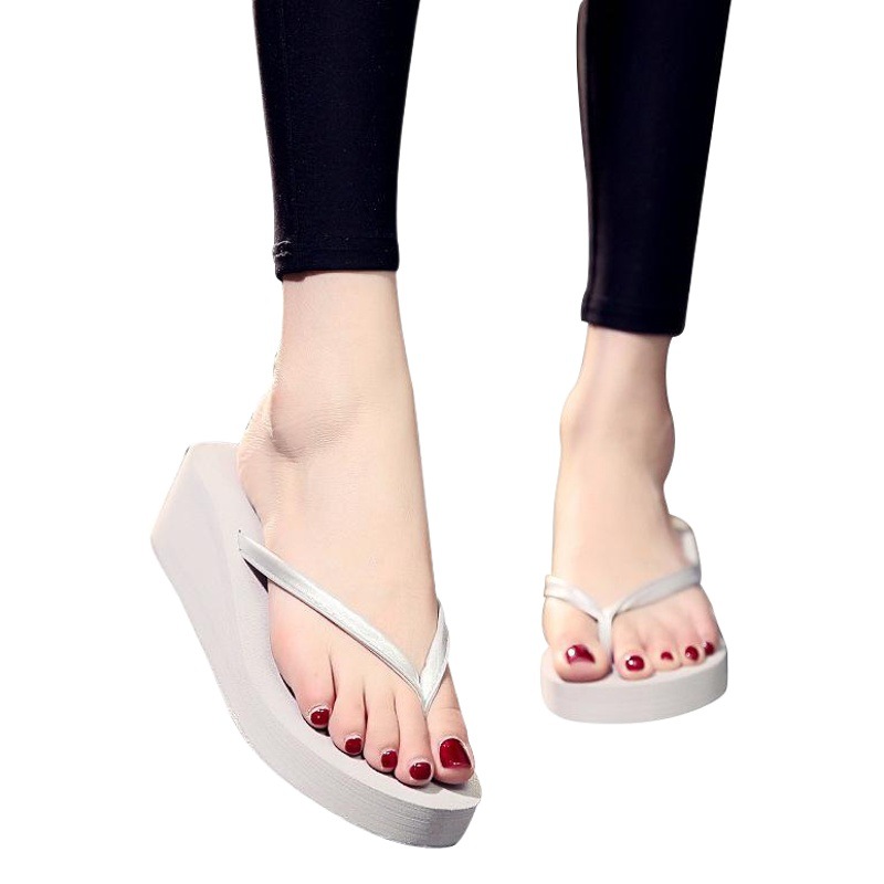 Directo de fábrica verano chanclas estudiantes coreanas usan antideslizante Mediados de talón sandalias de playa de tacón alto femenino al por mayor