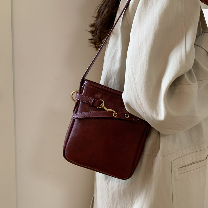 Texturas transfronterizas retro bolso cuadrado para mujeres otoño y invierno 2025 nuevo estilo simple temperamento mochila de hombro para viajes versátil mochila