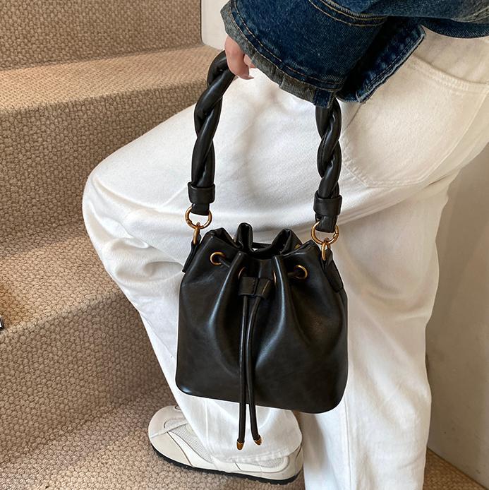 Bolsa de cubo de moda retro 2024 nueva moda de nicho de alta sensación bolso de hombro de diseño versátil bolso de mochila