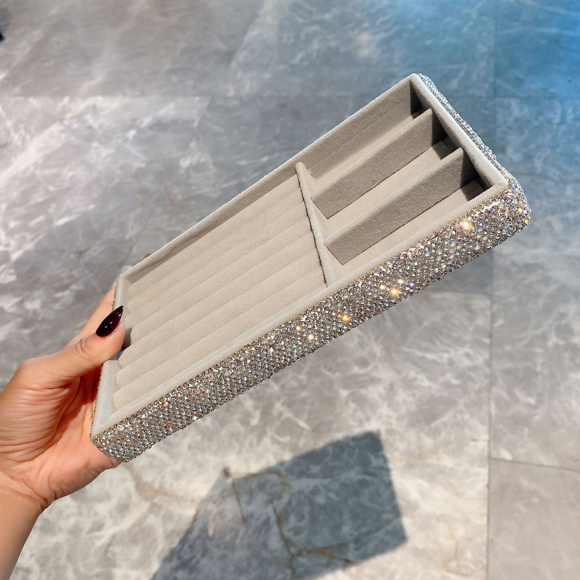 다이아몬드가 박힌 보석함 스펀지 조합