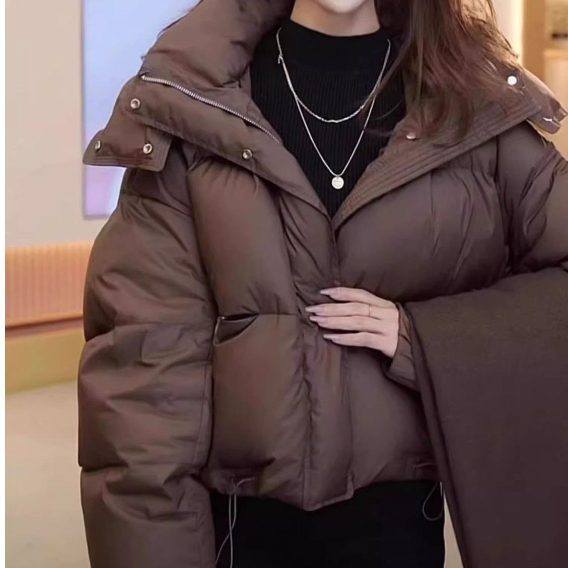 2025년 겨울 여성을 위한 유럽 고급 다운 재킷 새로운 Maillard 패션 짧은 후드 빵 재킷