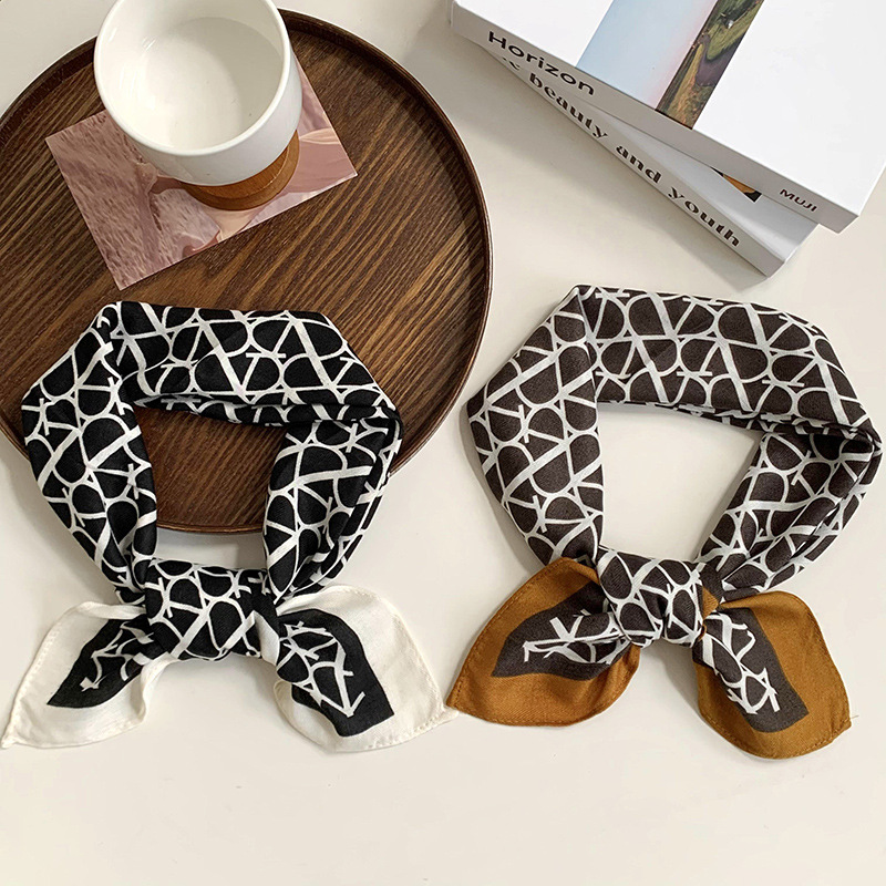 Bufandas de seda cuadrada alta sensación 2025 nuevo estilo coreano otoño invierno caliente impresión bufandas de cuello bufandas de seda al por mayor