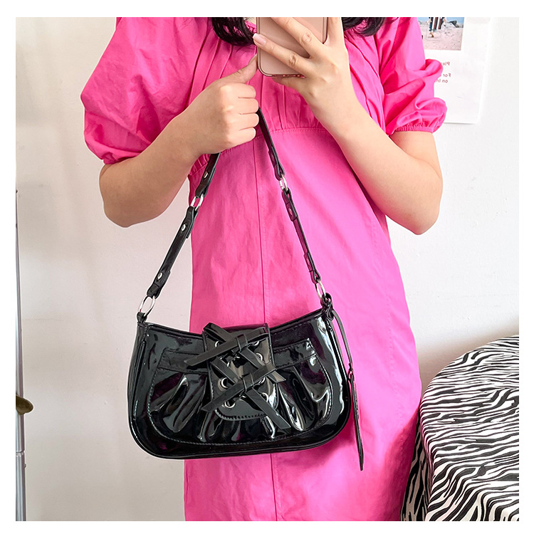 Title 3, Borsa a spalla in pelle verniciata da donna, co...