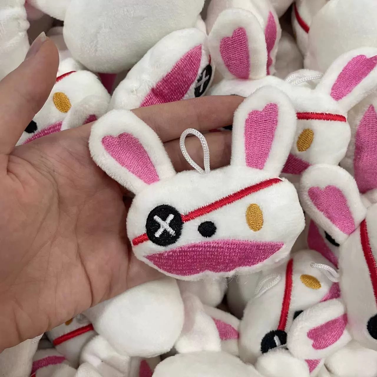 Брошь-подвеска с темным кроликом на хлопковомполнителе Harajuku, четыре серии, периферийные устройства с нано-кроликом для девочек, украшение для одежды, сумки, аксессуары