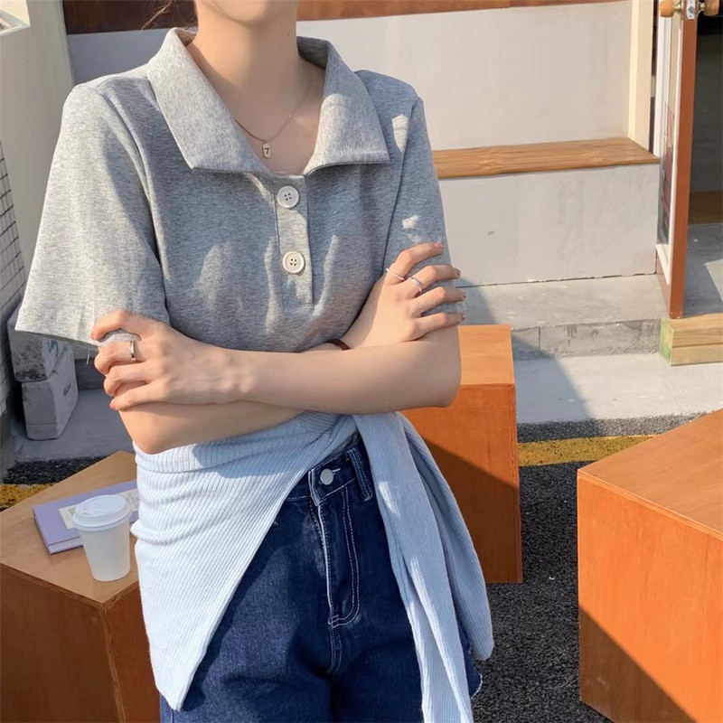 香港風レトロでシンプルな純色がゆったりしていて、やせている半袖tシャツの女性2024夏POLO襟カバーの上着が湿っている|undefined