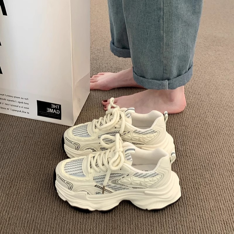 Zapatos de base gruesa para mujeres 2025 nueva primavera y verano transpirable red de estudiantes callejera frita red única zapatos deportivos rojos casuales