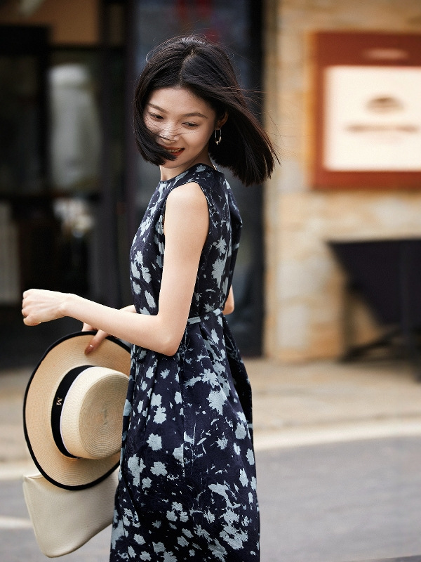 Đầm maxi nữ thắt eo không tay in hoa lụa tơ tằm — Màu xanh đậm