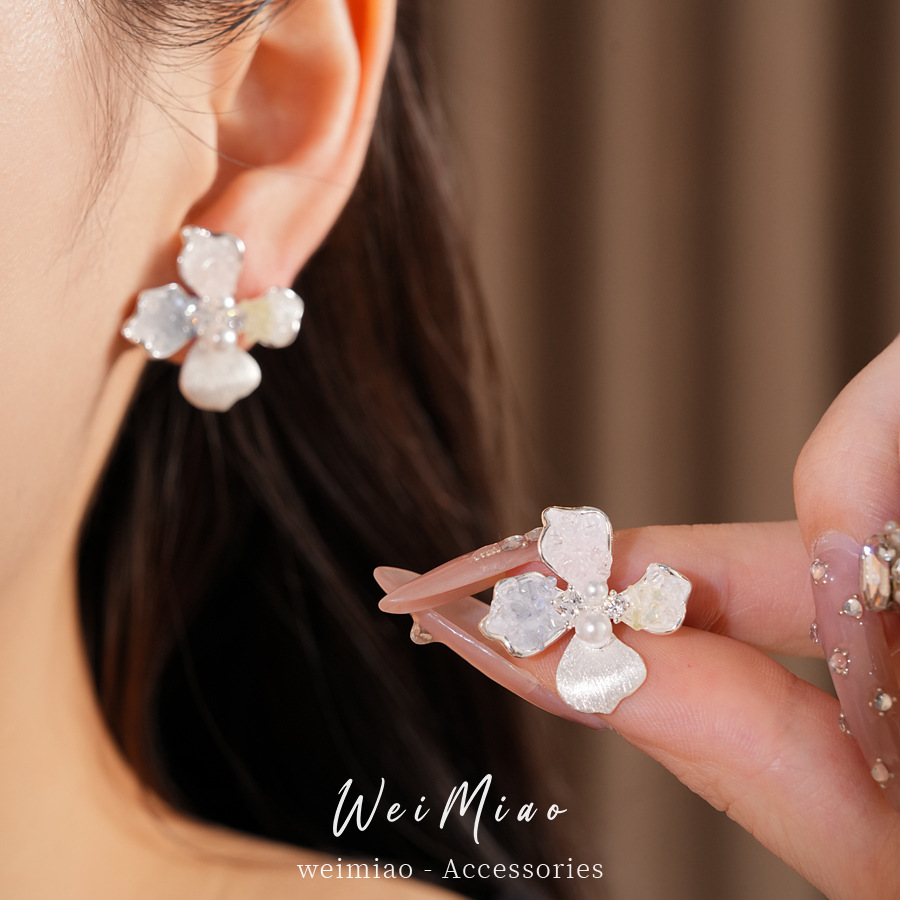 Agujas de plata, flores de perlas, aretes de perlas, viento dulce, aretes de temperamento fresco, aretes ligeros de lujo, aretes de alta calidad al por mayor. image 3