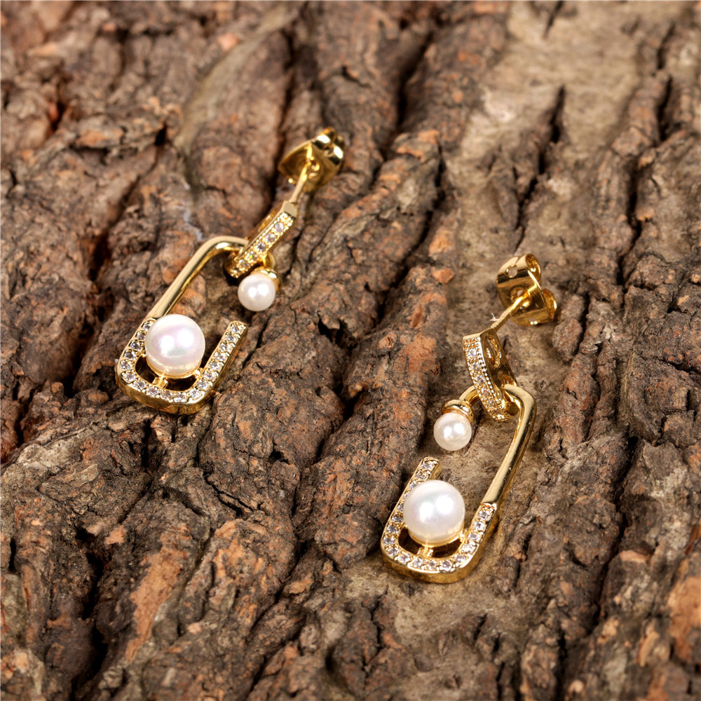 Retro Fashion Pearl Earrings Wholesale display picture 5