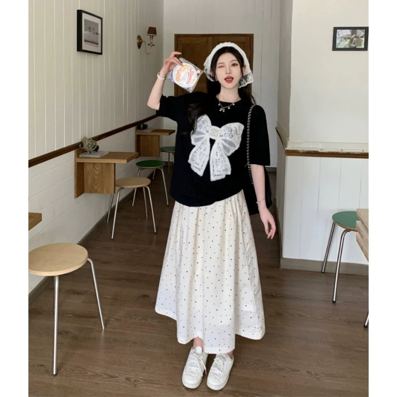 Летняя женская одежда больших размеров сочетается с полным комплектом топов с короткими рукавами на правое плечо, которые скрывают тело и придают стройность, женской длинной юбкой в ​​горошек, костюмом-двойкой.