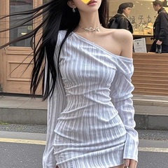 蓝色斜肩长袖条纹长袖连衣裙女入秋法式高级感轻奢收腰包臀短裙子