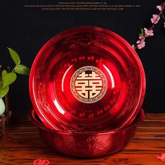 結婚祝い用品の赤い鉢の女性の方が嫁いでいます。
