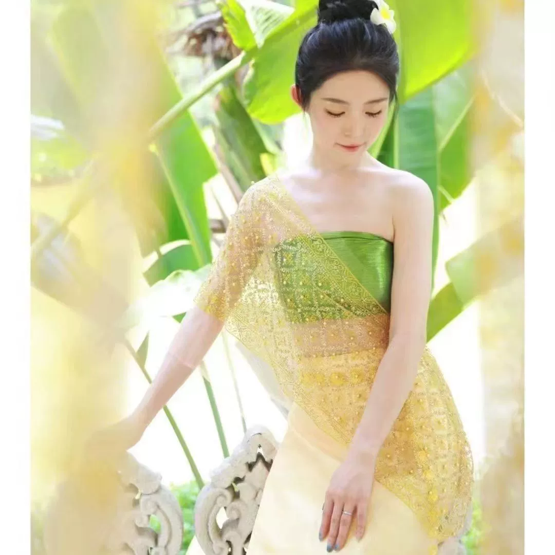 Тот же стиль этнического комплекта из трех предметов Xishuangbanna Dai для регистрации в путешествии и платья для фотосессии. Одежда Юго-Восточной Азии.