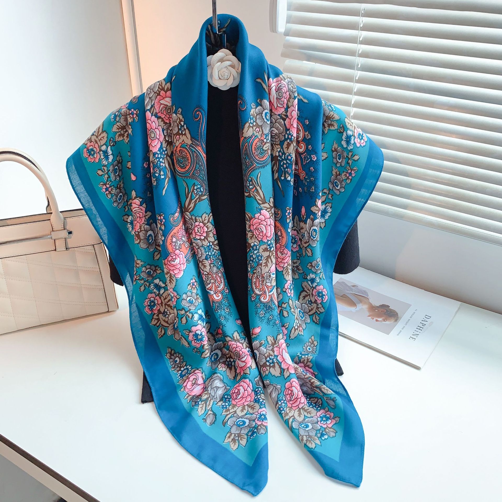 Nueva fotografía de viajes bufanda cuadrada grande de terciopelo de las mujeres siente estilo étnico al aire libre bufanda de protección solar con aire acondicionado bufanda cálida