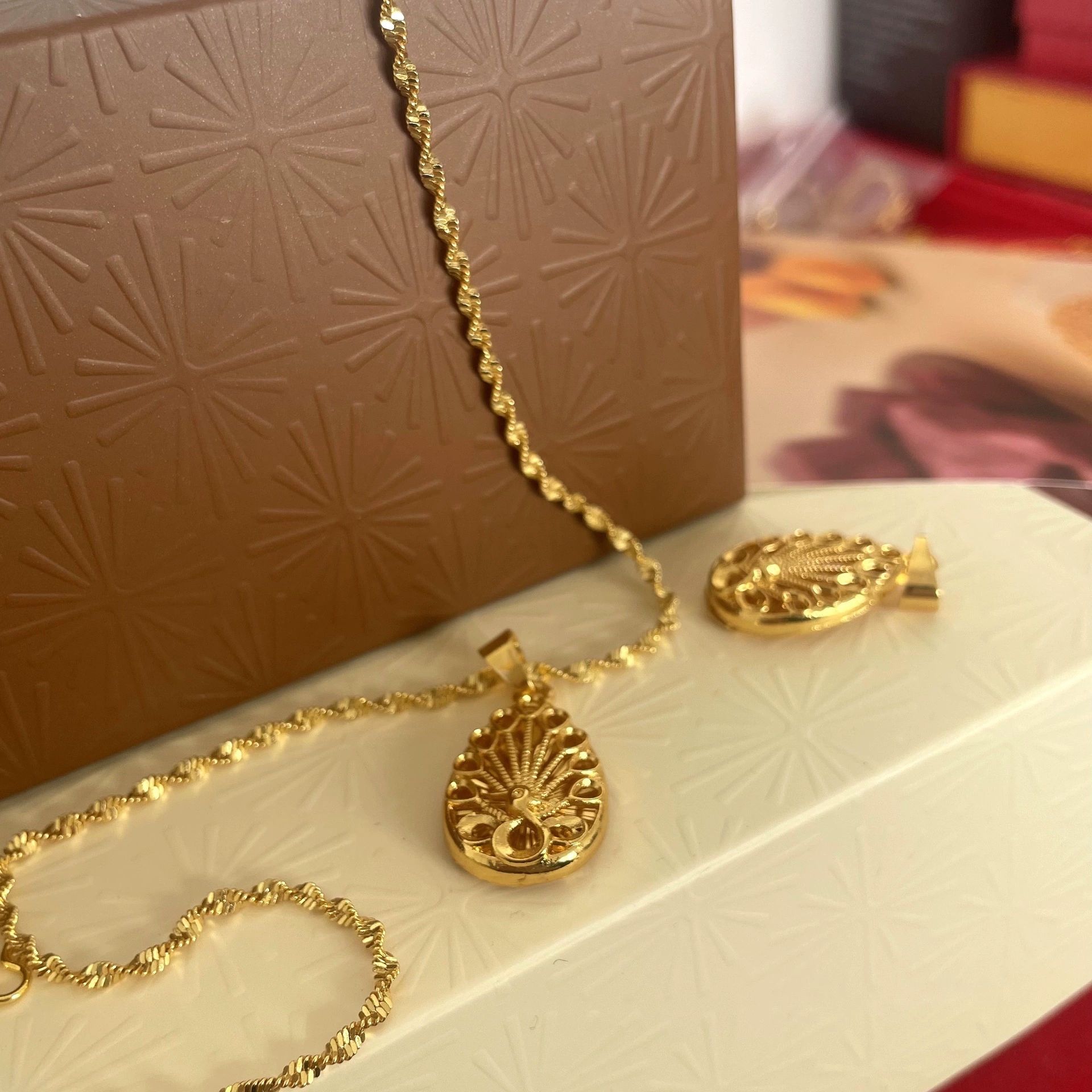 Изысканный золотой павлин кулон ожерелье водная рябь ключицы цепочка долго не выцветает свадебные украшения высокого темперамента