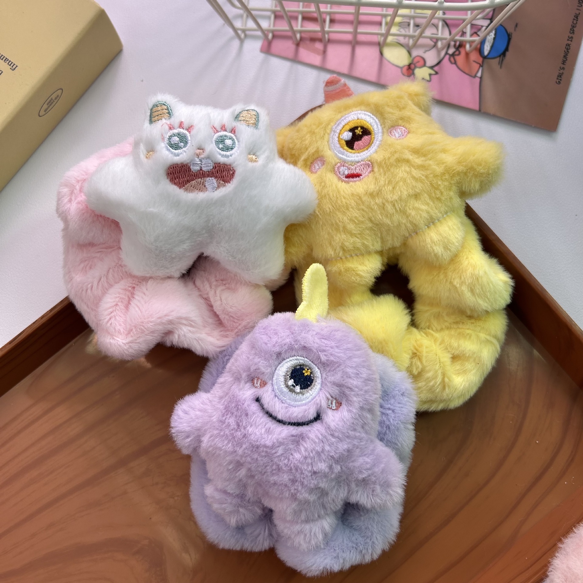 Cartoon Big Eyes peluche anillo de pelo pequeño monstruo tres ojos monstruo bolsas lindas de pelo largo monstruo intestino grueso anillo de pelo correa