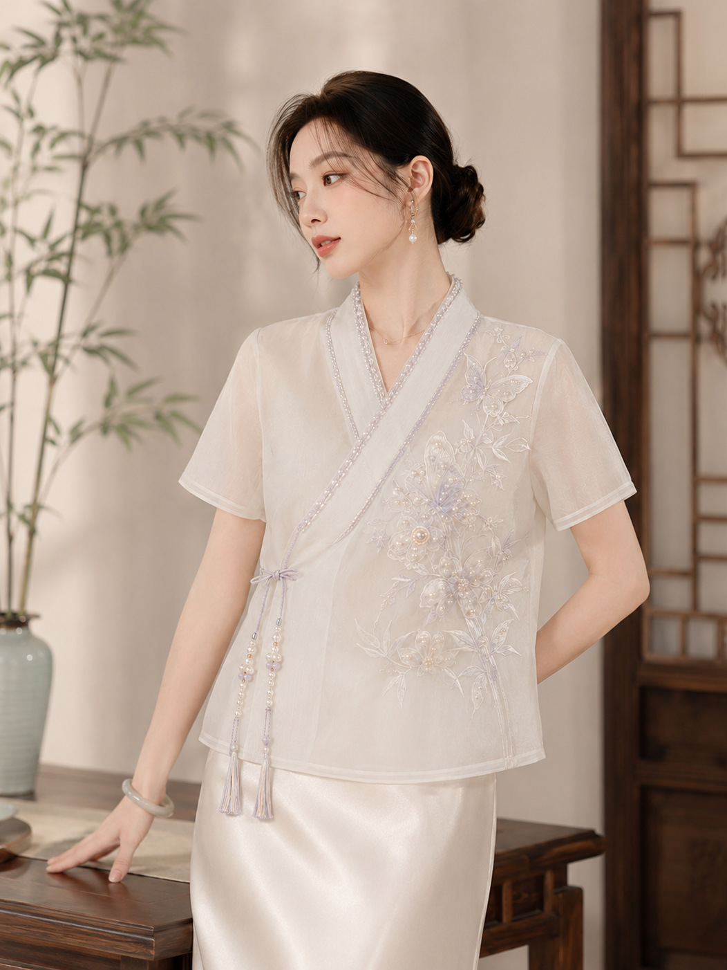 Áo sơ mi nữ cổ chữ V thêu túi, tua nút — màu mơ