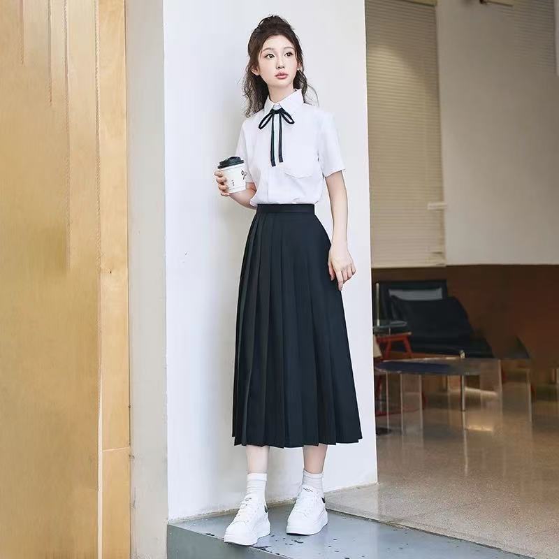 여성용 반팔 + 플리츠 롱 스커트 + 블랙 윈드 차임 나비 넥타이