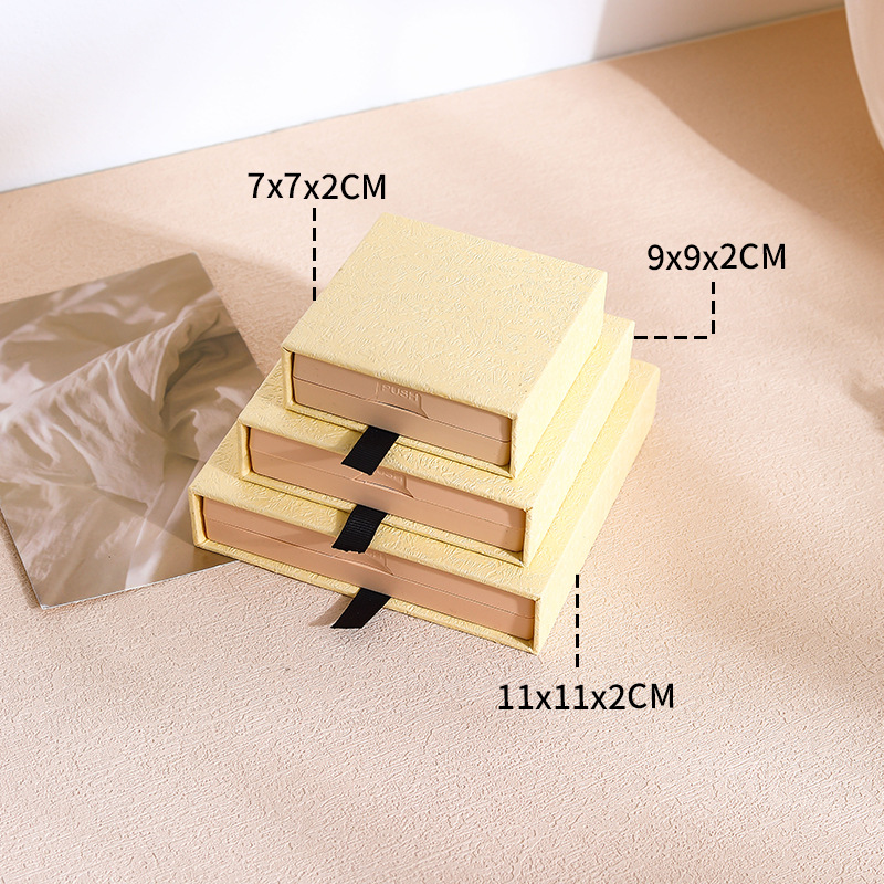 Yellow wood engraved pattern (built-in apricot suspension box); 7*7*2cm (inner box size)