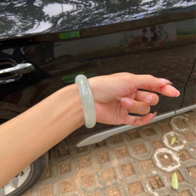 Vòng tay ngọc bích Miến Điện băng 5A hoa nổi xanh nhạt – đường kính trong 50–65 mm chi tiết 4