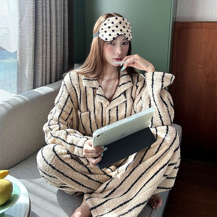 Japanese-Style High-End Striped Coral Fleece Pajamas for Women, Autumn and Winter Thickened Flannel Warm Loungewear Dormitory Set