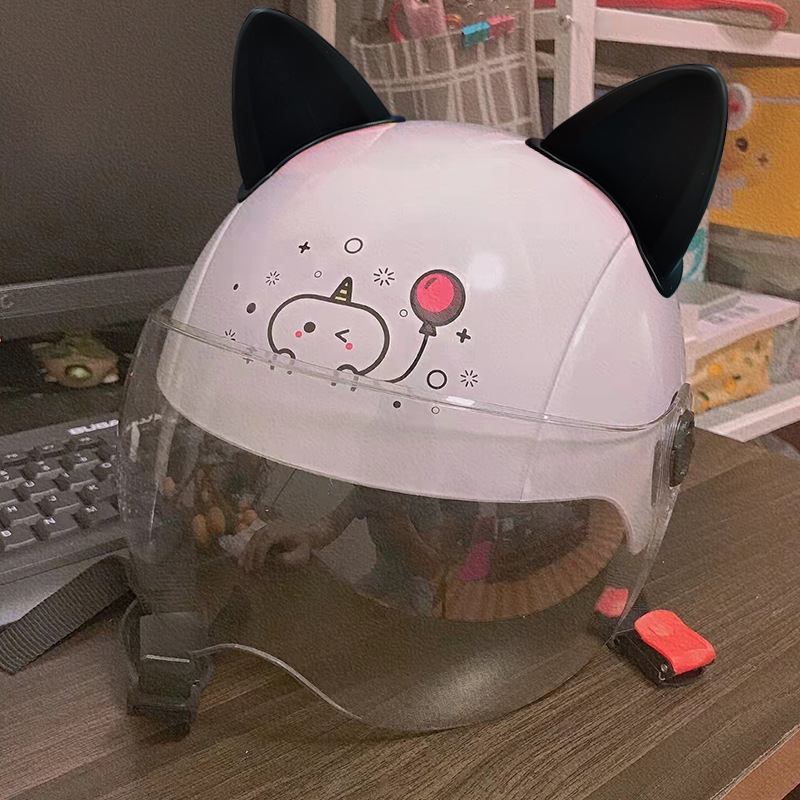 Tiktok libélula de bambú caliente creativo lindo casco lechón decoración giratoria coche eléctrico llevar puesto de aviones