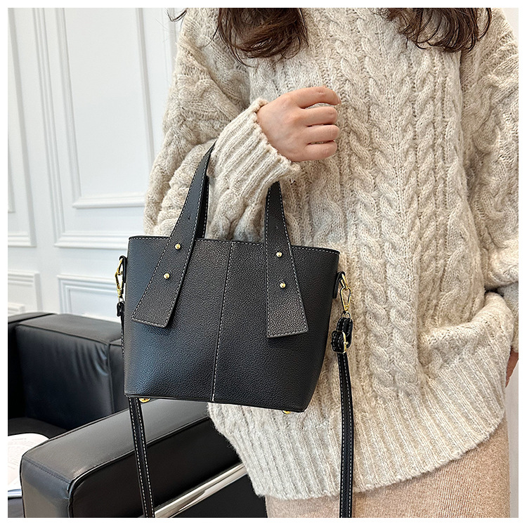 PU Fashionable Handheld Tote Bag With Large Capacity 2023 New High End And Small Mom's One Shoulder Crossbody Small Square Bag_voghion.com