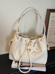 Capacious one-shoulder bag to go out