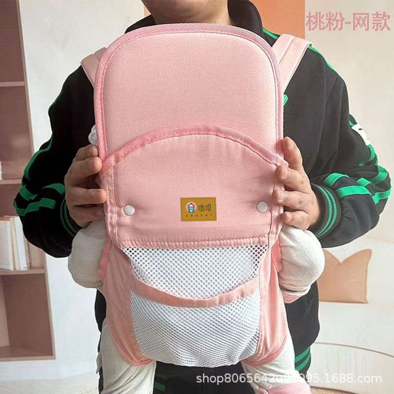 新生児の赤ちゃんは赤ちゃんを連れて外出します。|undefined