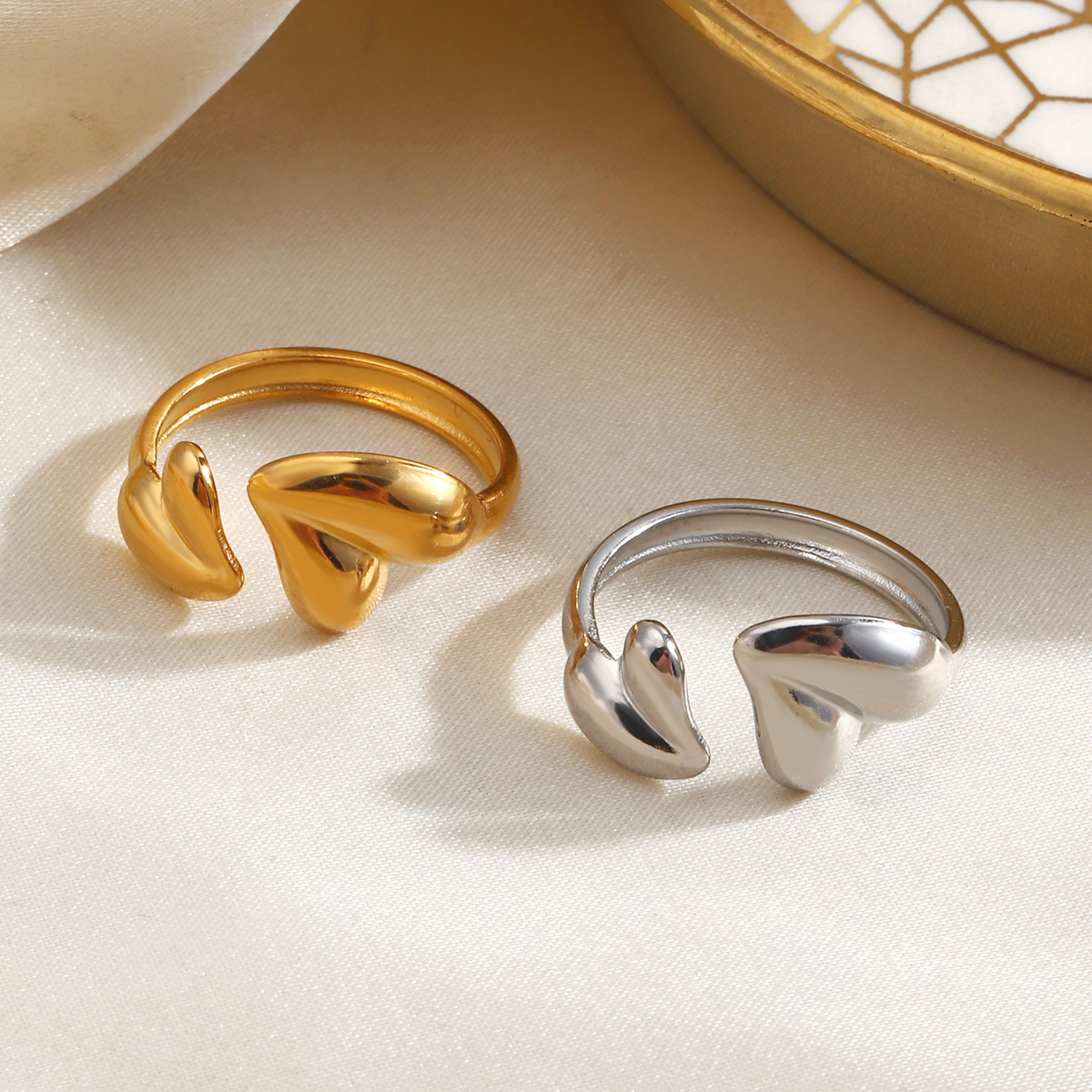 Fashionable ring stainless steel heart shaped