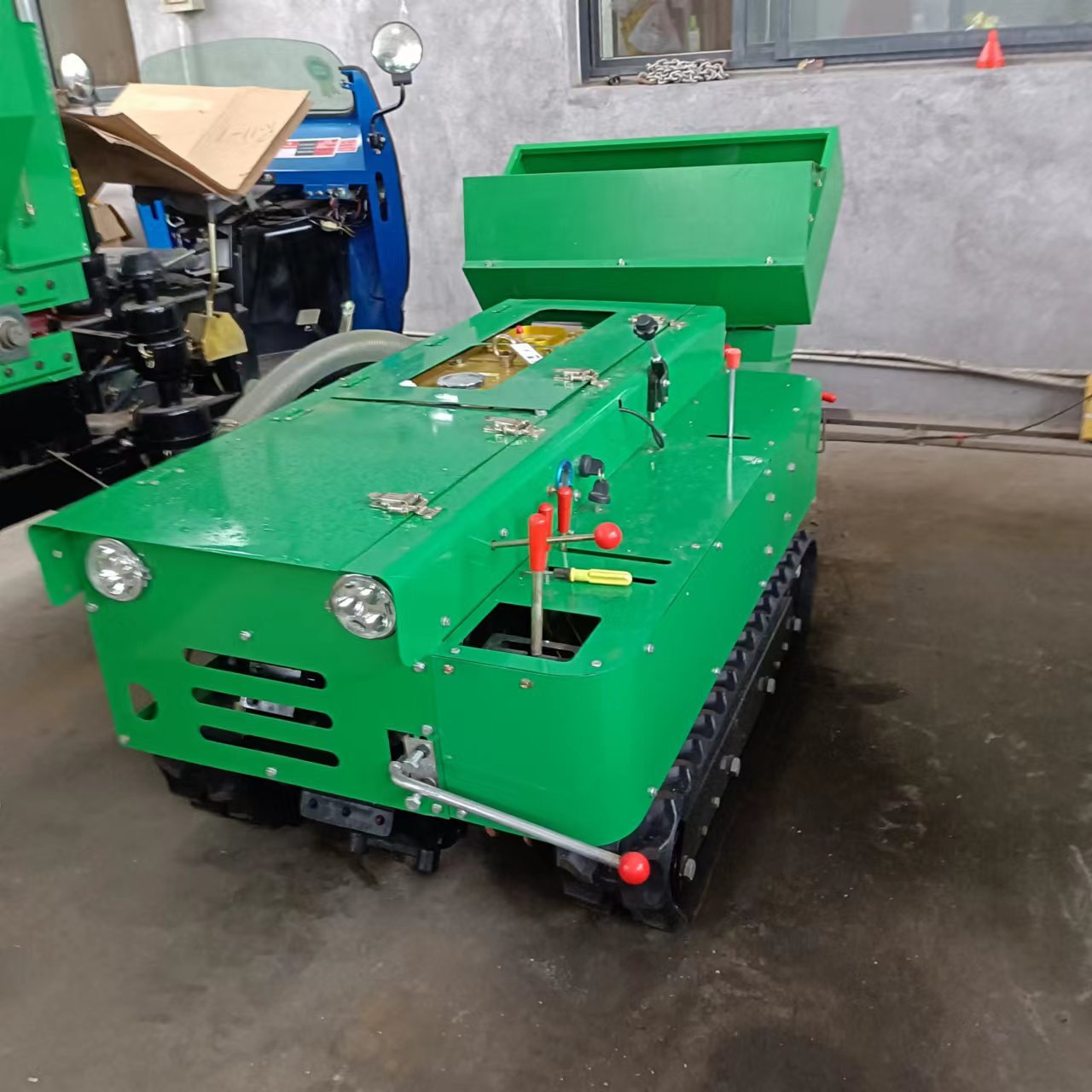 果园开沟施肥机多功能 履带式开沟机枣树梨树枣树桃树施肥下肥机