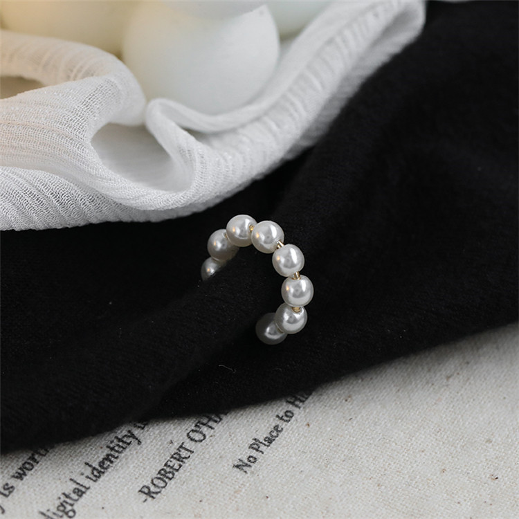 New Simple Fashion Pierceless C-shaped White Pearl Ear Clip Wholesale Nihaojewelry display picture 4