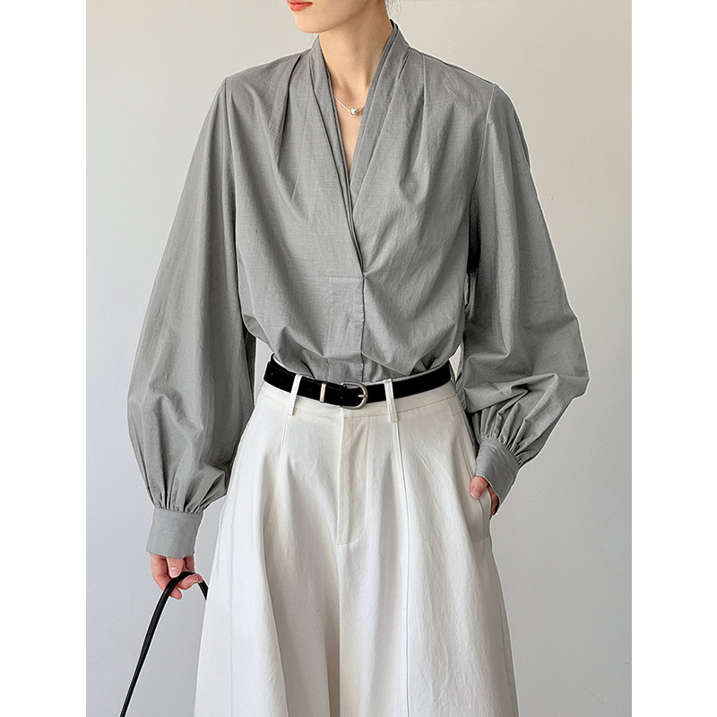 Juzhi's New Autumn Style Loose-Fitting Niche Shirt with a Simple and Stylish Design, Featuring a Slimming Effect and a Small V-Neck Design 7187