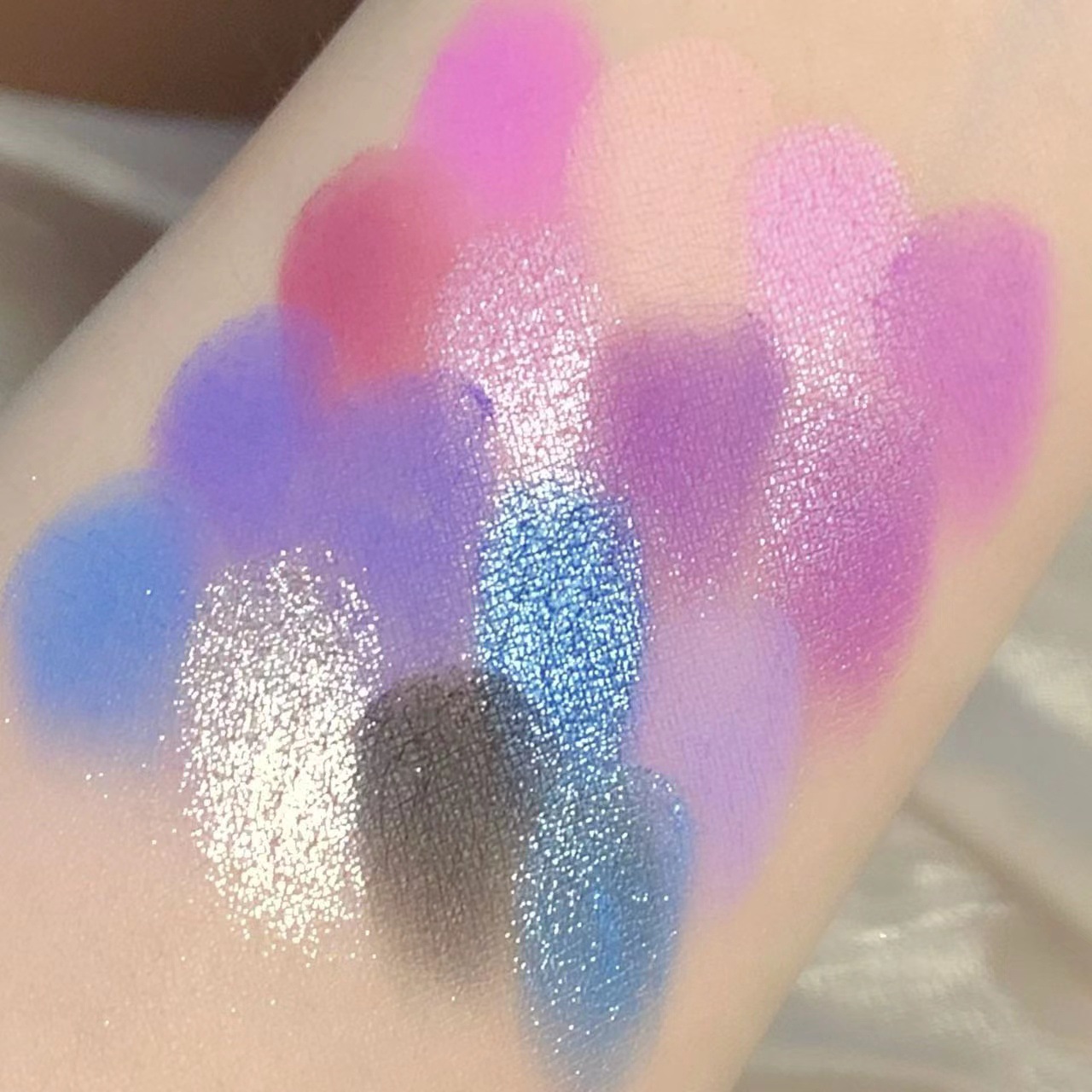 Misslara's 16-color, matte and pearlescent eyeshadow palette, candy-colored Tiktok cross-border makeup undefined