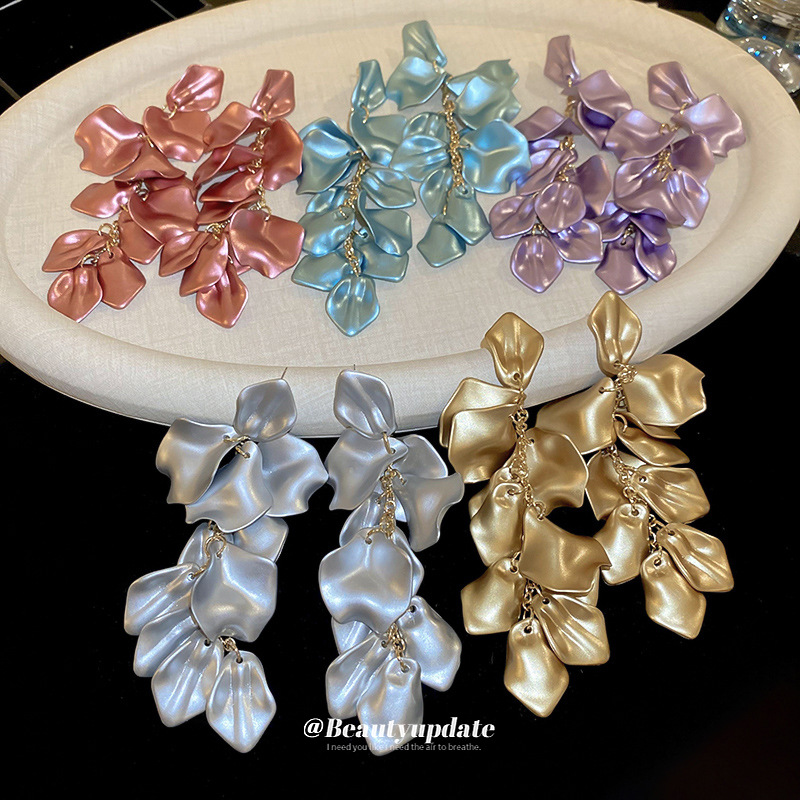 Pendientes de borla de pétalos plisados largos de dopamina con aguja de plata