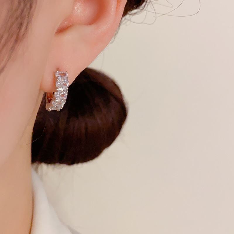 Internet celebridad estilo pequeño exquisito elegante circón oído hebilla de moda todo fósforo oído anillo nicho diseño Super Flash pequeñas gotas para los oídos pendientes