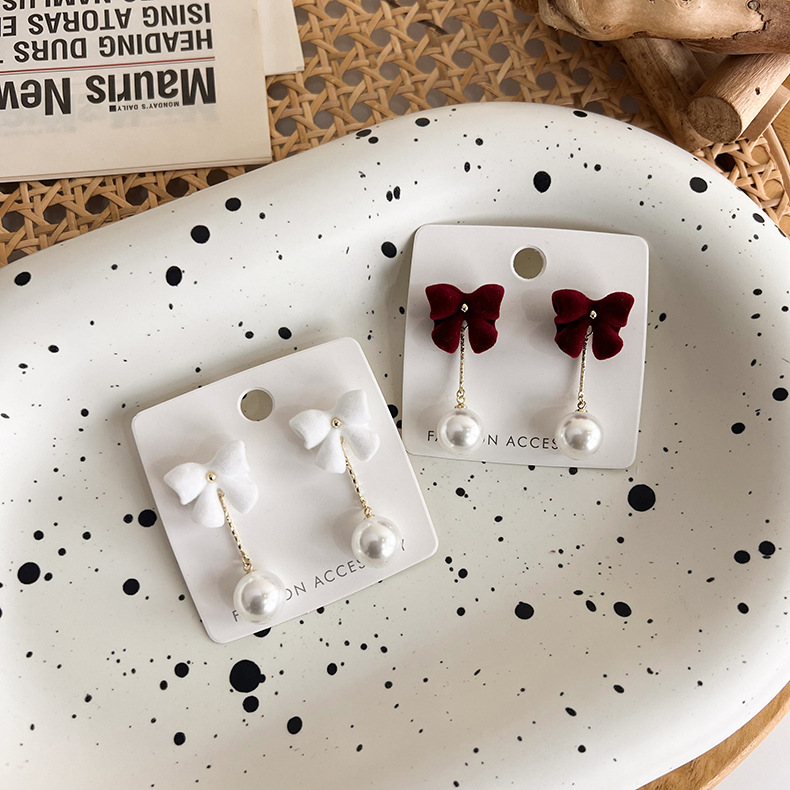 Autumn And Winter Red Velvet Bowknot Pearl Earrings display picture 1