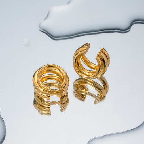 Classic European and American Instagram-style women's minimalist all-match 18K gold stainless steel triple-layer ear clips—elegant, high-end jewelry accessory