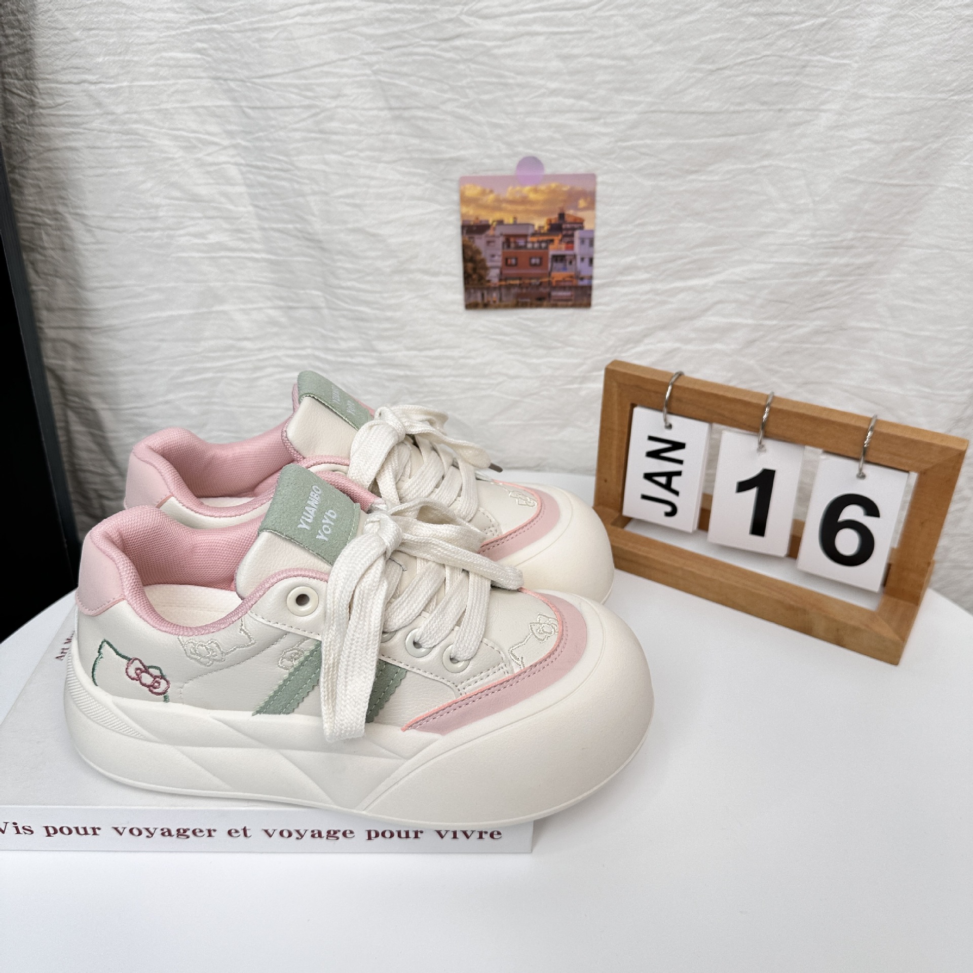 Zapatillas de tabla de pan de suela gruesa de onda lejana para mujer, retro, nicho, tendencia, todo fósforo, feo, lindo, cabeza grande, zapatos blancos, cabello