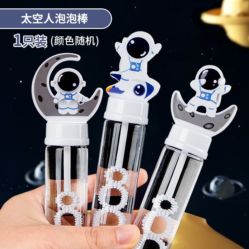 Varita de burbujas de panda de dibujos animados para que los niños la sostengan y hagan burbujas al aire libre en el parque.