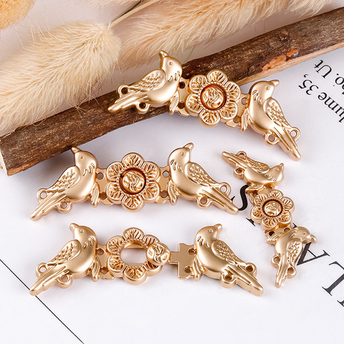 Hanfu metal toggle clasp with magpie auspicious design, ancient costume decorative metal fastener, Song and Ming dynasty style, paired with shoulder clasps for matching.