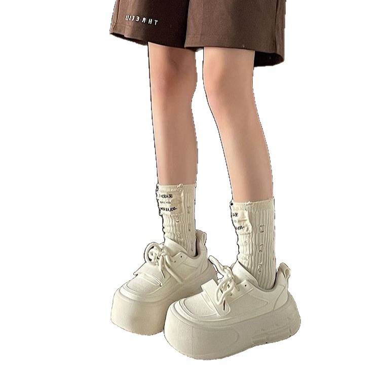 Muffin de fondo ultra grueso zapatos blancos para mujeres verano y otoño de 2025, nuevos zapatos de skate cómodos para mujeres.