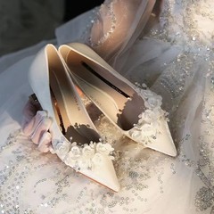 白色高跟鞋女细跟秀禾婚纱两穿2025年春新款缎面花朵婚鞋尖头单鞋