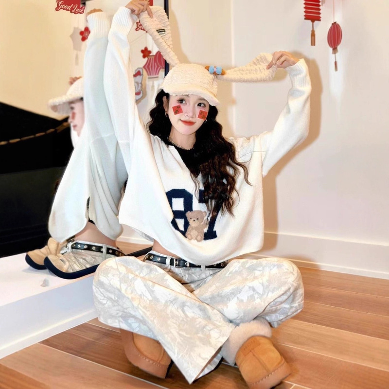 American-Style Hollister Jacquard Digital Bear Short Knit Sweater, Lazy Loose V-Neck Sweater for Women in Autumn