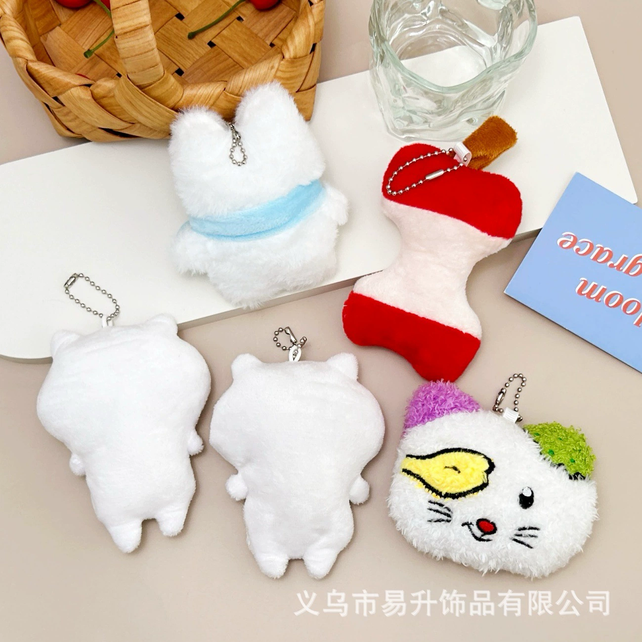 Кормовая слюнявая салфетка? Eating bib, plush doll, pendant, scarf, bag decoration -> Переведу как