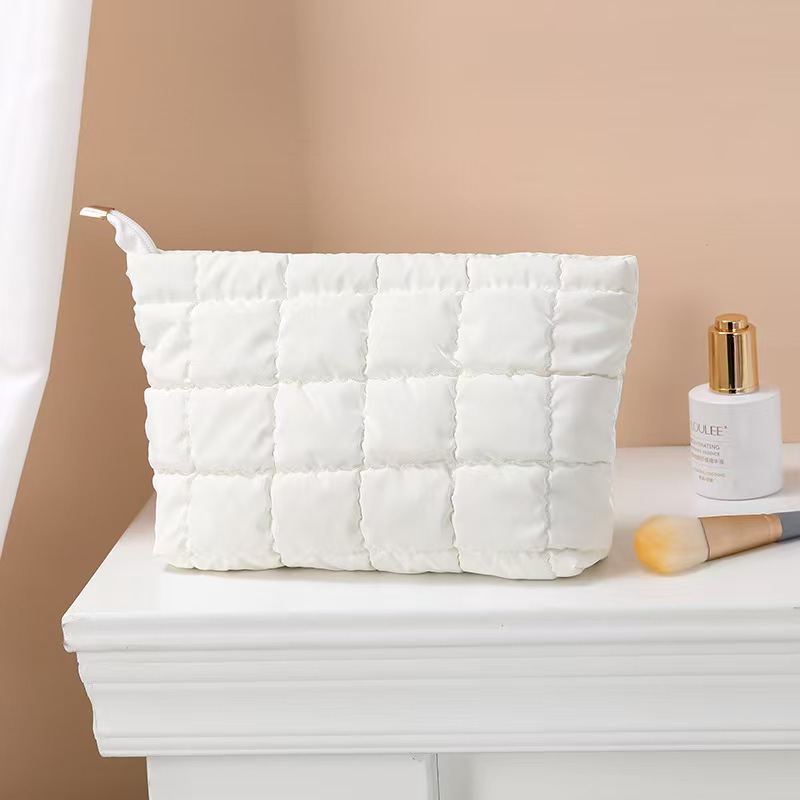 Bolso cosmético de plumón estilo ins simple Bolso de almacenamiento de lavado portátil portátil de gran capacidad para mujer pequeña