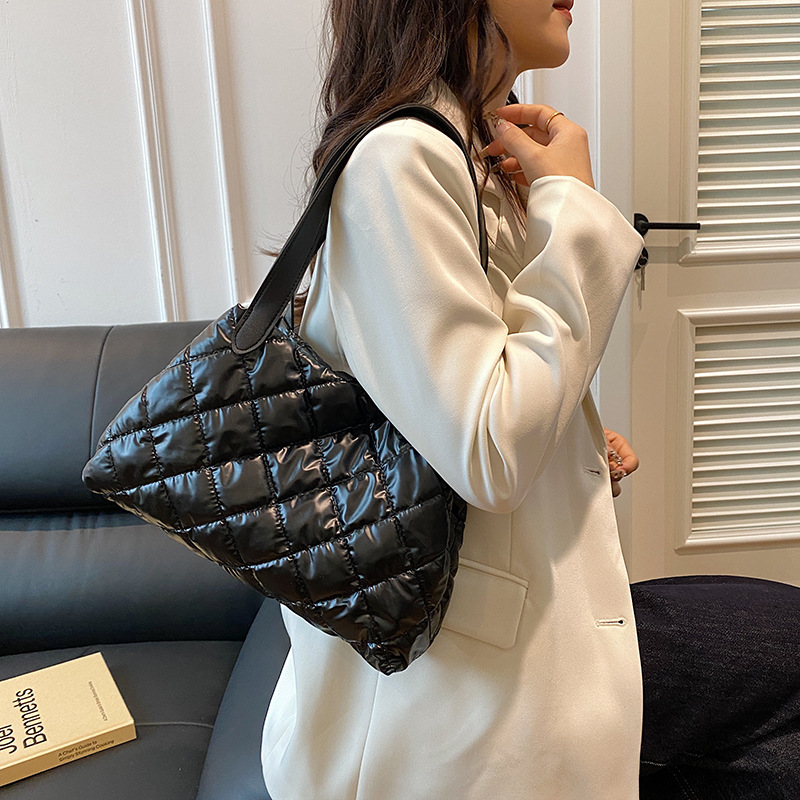 Nuevo bolso de hombro de moda para otoño e invierno, bolso de mensajero de gran capacidad para todo fósforo, bolso de algodón espacial de nicho de alta gama para niñas