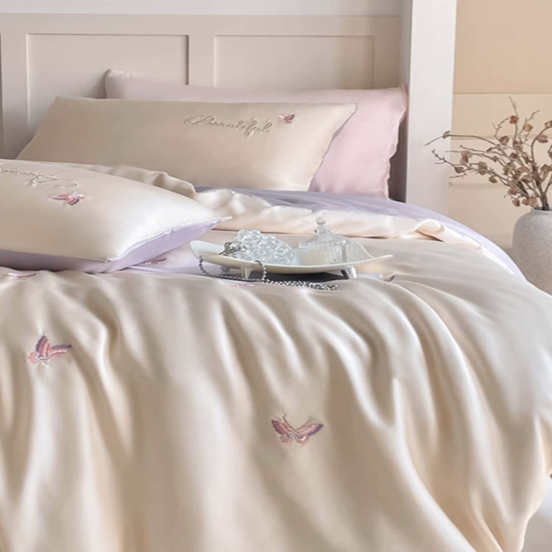 2025 Summer Small Fresh Ice Silk Cama Juego de cuatro piezas Sábana de cama desnuda sedosa Funda de edredón Juego de cama de dormitorio de tres piezas