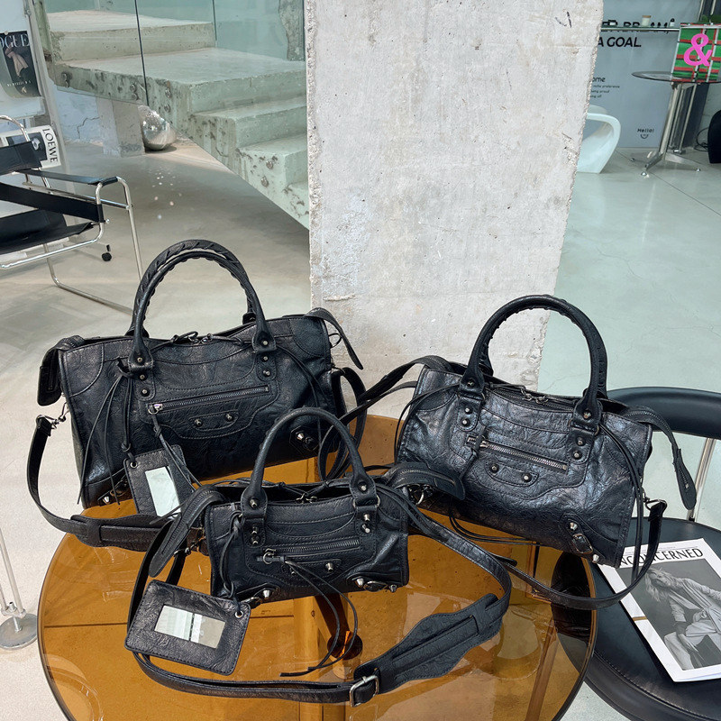 Paris Rivet Mobile Bag Ins Spice Girl Bag High-end Willow Nail Retro Trendy Portable Pillow Bag Shoulder Crossbody Bag