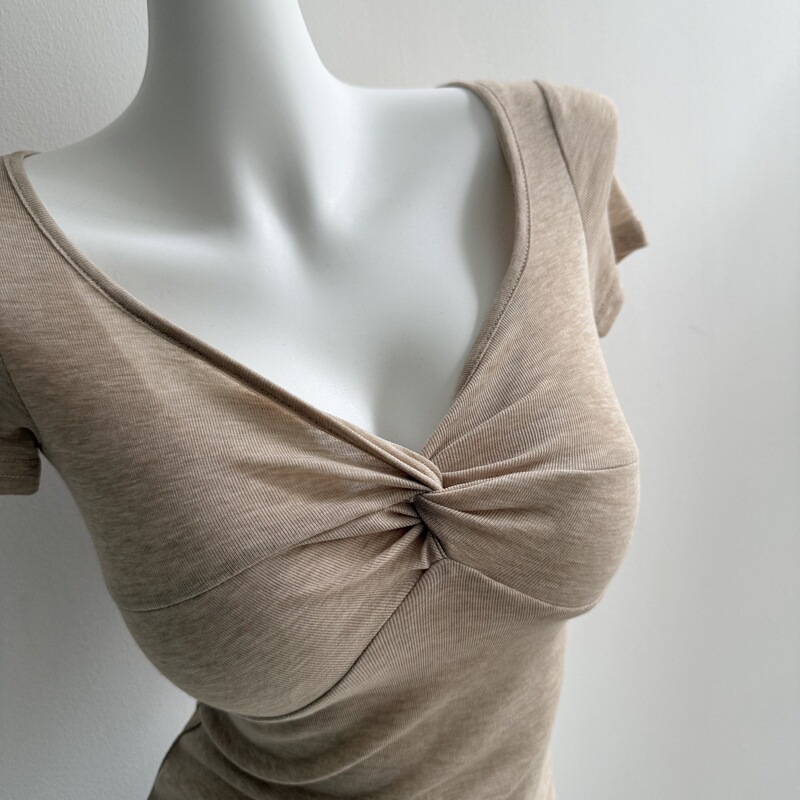 Very Sexy and Alluring~ Thin Knot-Design Short-Sleeve T-Shirt Top That Accentuates the Figure, Perfect as a Base Layer for Spring and Summer Very Sexy and Alluring~ Thin Knot-Design Short-Sleeve T-Shirt Top That Accentuates the Figure, Perfect as a Base Layer for Spring and Summer